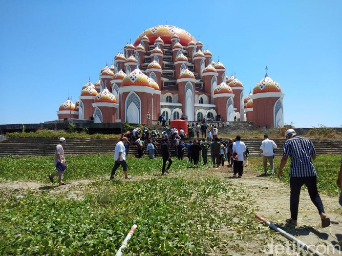 Salat jumat pertama di Masjid 99 Kubah Makassar yang tidak diizinkan Gubernur Sulsel (Hermawan-detikcom).