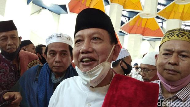 Salat satu anggota Tim Kaukus Masjid 99 Kubah Makassar, Sudirman Numba (Hermawan-detikcom).