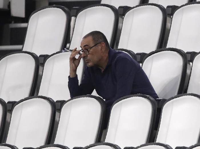 Juventus head coach Maurizio Sarri smokes during a Serie A soccer match between Juventus and Roma, at the Allianz stadium in Turin, Italy, Saturday, Aug.1, 2020. (AP Photo/Luca Bruno)
