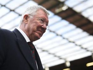Alex Ferguson Pakai Bootwalker saat Nonton MU Vs Ipswich, Apa Fungsinya?