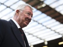 Alex Ferguson Pakai Bootwalker saat Nonton MU Vs Ipswich, Apa Fungsinya?