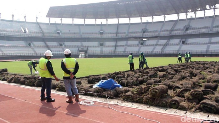Renovasi Stadion Gelora Bung Tomo (GBT) untuk Piala Dunia U-20 tahun 2021 terus dikebut. Saat ini masuk tahap penggantian rumput stadion.