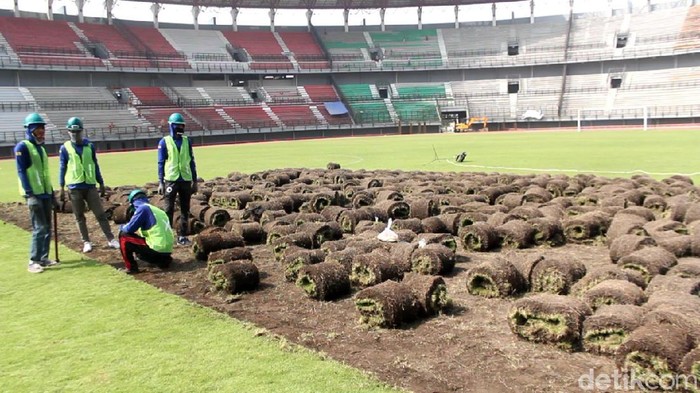 Renovasi Stadion Gelora Bung Tomo (GBT) untuk Piala Dunia U-20 tahun 2021 terus dikebut. Saat ini masuk tahap penggantian rumput stadion.