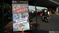 Satpol PP melakukan razia masker saat PSBB Transisi di Kampung Melayu, Jakarta.