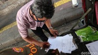 Warga yang kedapatan tidak memakai masker langsung didata.