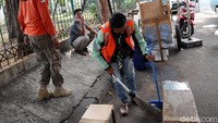 Mereka kemudian lalu diberikan masker kain gratis.