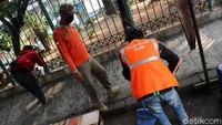 Mereka juga diharuskan mengenakan rompi oranye bertuliskan Pelanggar PSBB dan melakukan kerja sosial membersihkan sampah di trotoar.