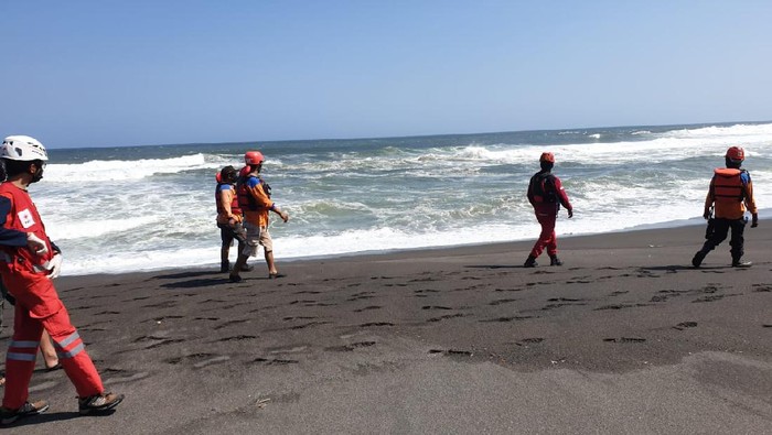 Tim SAR gabungan melakukan operasi pencarian lima wisatawan yang terseret ombak di Pantai Goa Cemara, Bantul, Jumat (7/8/2020).