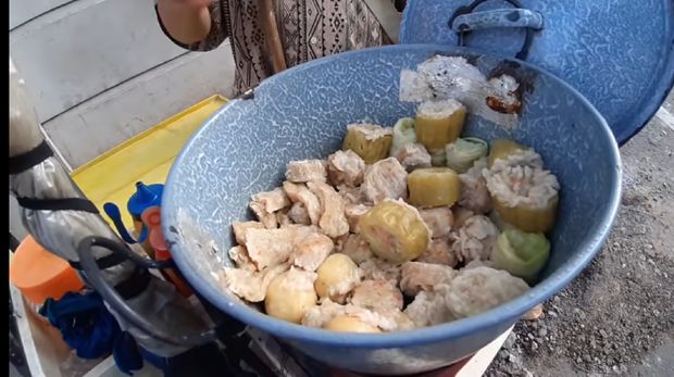 tukang siomay sekolahkan anak