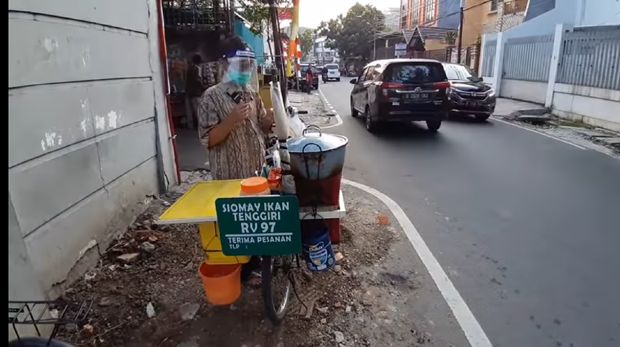 tukang siomay sekolahkan anak