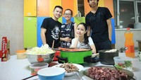 Diajak makan-makan di rumah teman yang warga Vietnam, Turah asyik menikmati masakan. Ada banyak makanan enak yang siap disantap. Foto: instagram @turahparthayana