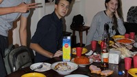 Menghabiskan waktu di Rusia sejak lama, Turah jadi punya sahabat yang kerap menemani saat susah maupun senang. Termasuk saat makan bareng.   Foto: instagram @turahparthayana