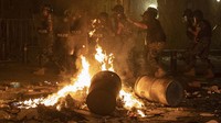 Polisi menembakan gas air mata ke arah demonstran.