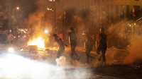 Massa berkumpul di depan gedung parlemen di kota Beirut, Kamis (6/8) malam.