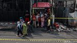 Puing-puing Sisa Kebakaran Pasar Timbul jadi Tontonan Warga