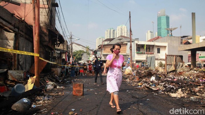 Kebakaran hebat melanda Pasar Timbul Barat, Tomang, Jakarta Barat, Jumat (7/8/2020). Usai api padam, lokasi kebakaran ini jadi tontonan warga.