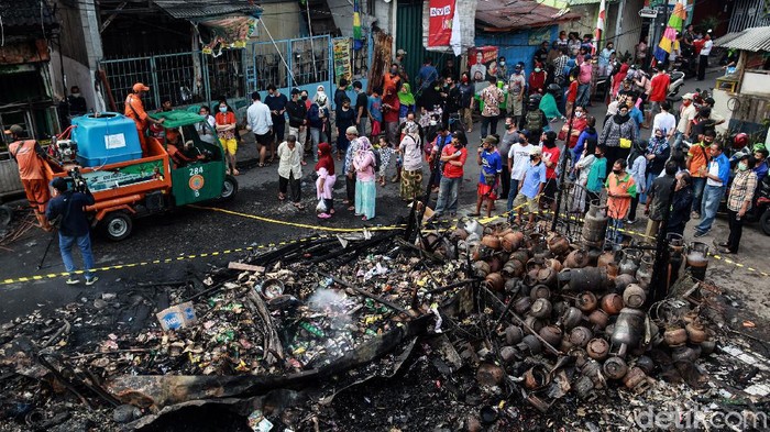 Kebakaran hebat melanda Pasar Timbul Barat, Tomang, Jakarta Barat, Jumat (7/8/2020). Usai api padam, lokasi kebakaran ini jadi tontonan warga.