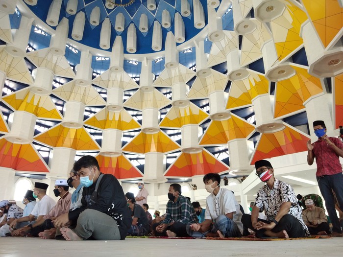 Warga Salat di Masjid 99 Kubah