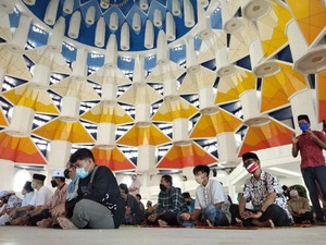 Dilarang Gubernur, Warga Tetap Datangi Masjid 99 Kubah Untuk Salat Jumat