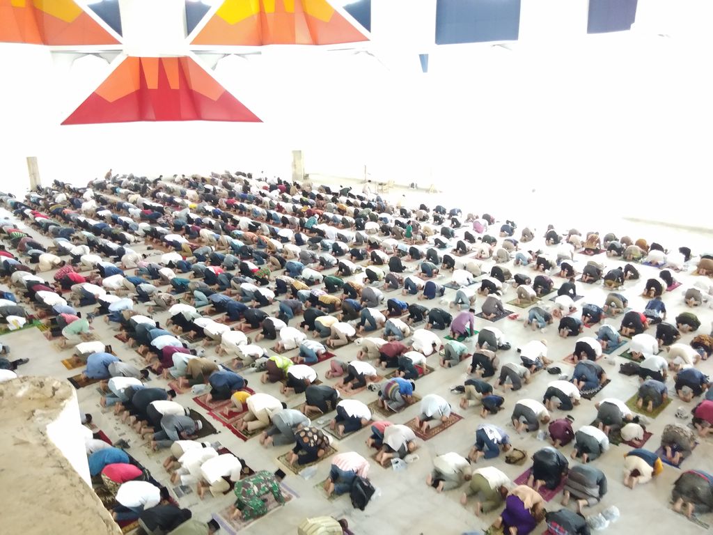 Warga Salat di Masjid 99 Kubah