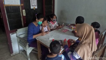 Pria berusia 28 tahun ini merasa prihatin dengan para tetangganya kesulitan internet untuk belajar secara daring anak-anaknya. (Erliana Riady/detikcom)
