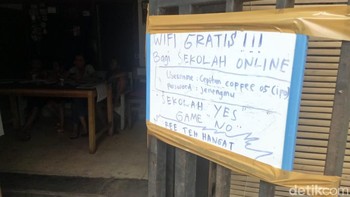 Wahyu sengaja memasang sebuah papan bertuliskan Wifi gratis bagi sekolah online sejak satu bulan terakhir. (Erliana Riady/detikcom)