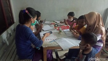 Untuk membayar WiFi ini, Wahyu dan istrinya menyisihkan keuntungan Rp 10 ribu tiap hari. (Erliana Riady/detikcom)