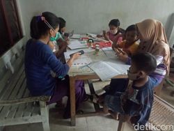 Perjuangan Belajar Online di Warung Pecel Blitar
