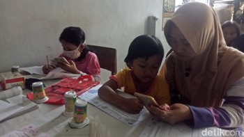 Sejak pagi sampai menjelang petang, banyak pelajar yang memanfaatkan WiFi gratis di warung Wahyu dari SD sampai SMA (Erliana Riady/detikcom)