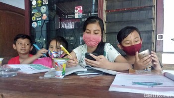 Anak-anak pelajar sangat terbantu dengan WiFi gratis di sini. Angkat jempol untuk Wahyu Budi! (Erliana Riady/detikcom)