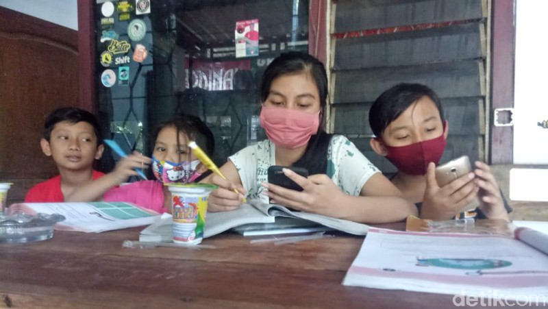 Warung Pecel di Blitar Bantu Belajar Online