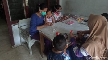 Banyak upaya swadaya yang patut diacungi jempol untuk membantu belajar online. Warung pecel pun sampai memberikan layanan internet gratis. (Erliana Riady/detikcom)