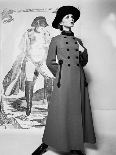 Model memakai mantel rancangan Yves Saint Laurent yang terinspirasi dari Wallis Simpson, pada 21 Agustus 1969.