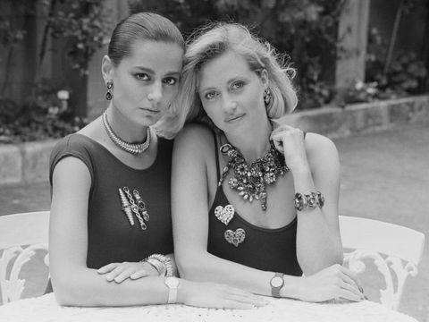 Dua model mengenakan kalung, gelang dan bros rancangan Yves Saint Laurent, koleksinya dari 13 Juli 1984.