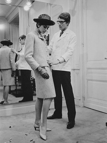 Yves Saint-Laurent mendandani model di butiknya, Paris, Prancis, pada 7 April 1965.