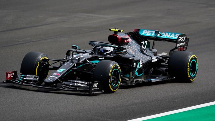 NORTHAMPTON, ENGLAND - AUGUST 08: Valtteri Bottas of Finland driving the (77) Mercedes AMG Petronas F1 Team Mercedes W11 on track during qualifying for the F1 70th Anniversary Grand Prix at Silverstone on August 08, 2020 in Northampton, England. (Photo by Will Oliver/Pool via Getty Images)
