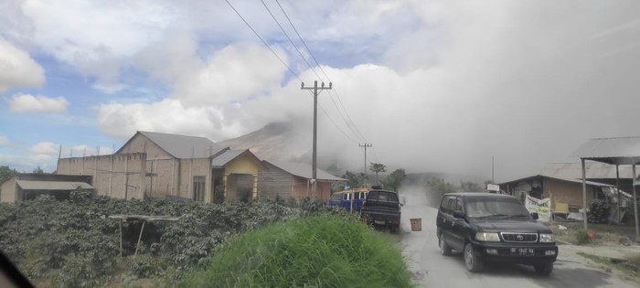 Abu vulkanik erupsi Gunung Sinabung tutupi rumah dan jalan di 5 kecamatan.