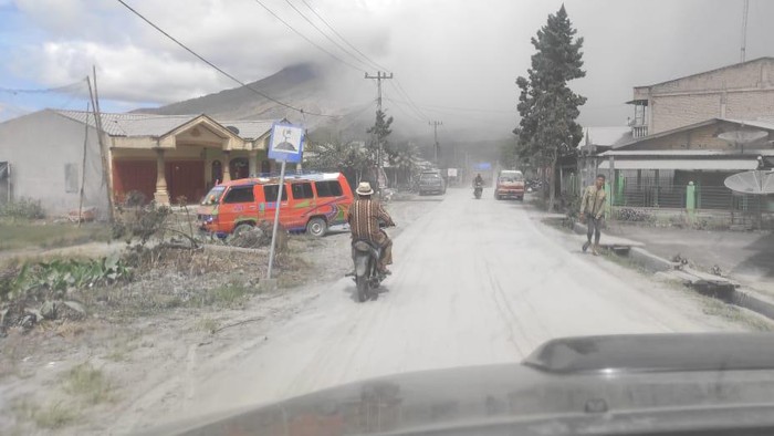 Abu vulkanik erupsi Gunung Sinabung tutupi rumah dan jalan di 5 kecamatan.