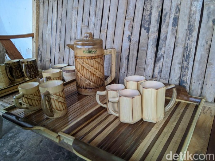 Era menuju new normal digunakan Karang Taruna Sasana Bina Bangsa, Desa Mojorejo, Kecamatan Jetis untuk membuat karya. Mereka membuat satu paket yang terdiri dari teko, cangkir serta nampan berbahan dasar bambu wulung.