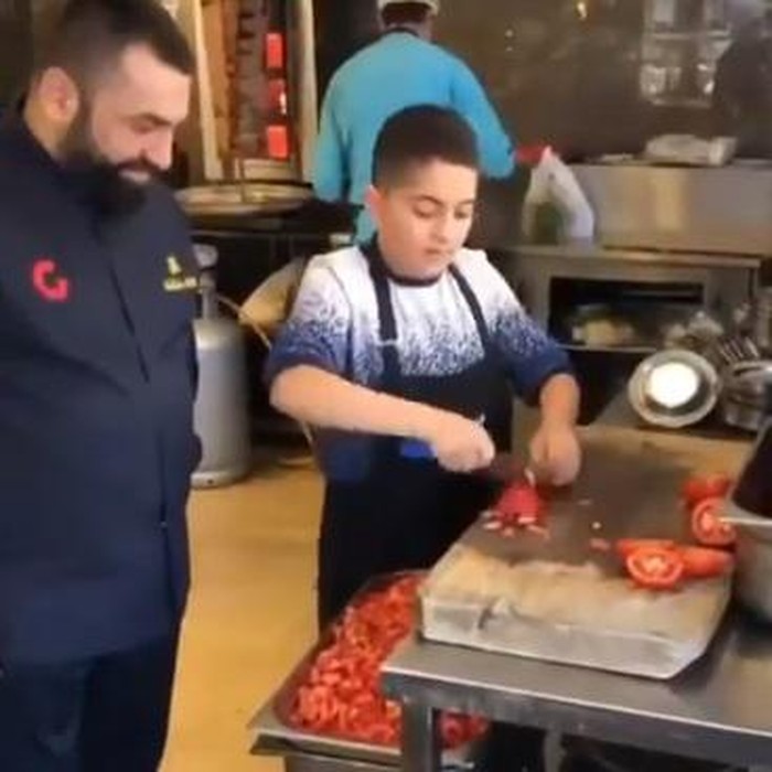 Ayah ajarkan anak potong sayur