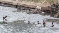 Hal itu bisa dirunut hingga ke Bendung Katulampa, Bogor dengan kondisi aliran air hanya 100 liter per detik dan ketinggian air 0 cm.