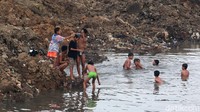Anak-anak ini terlihat sangat semringah saat berenang.