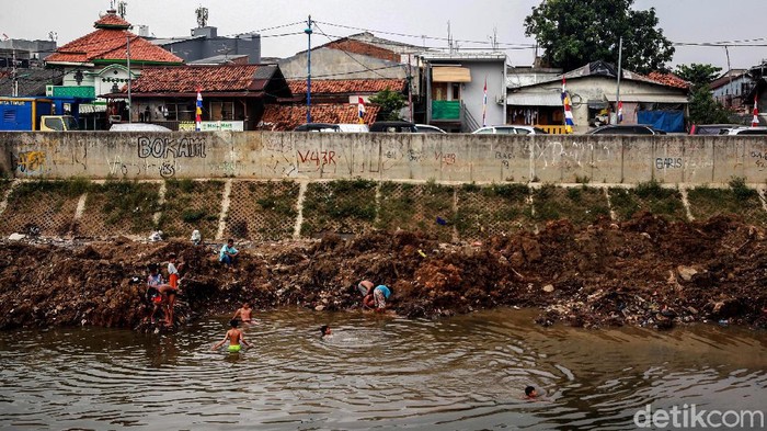 Begini Debit Air Sungai Ciliwung di Musim Kemarau Penyusutan debit air Sungai Ciliwung tersebut karena memasuki masa kemarau 2020 yang menurut BMKG akan mencapai puncaknya pada Agustus.