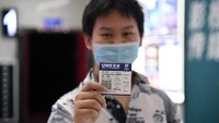 Pengunjung bioskop wajib mengenakan masker. Foto: Dok. Xinhua/Peng Ziyang