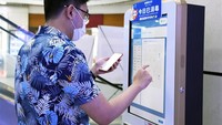 Pembelian tiket juga bisa dilakukan langsung lewat mesin. Foto: Dok. Xinhua/Peng Ziyang