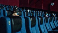 Belum terlalu banyak yang menonton langsung ke bioskop, namun protokol kesehatan dengan menjaga jarak tetap dilakukan. Foto: Dok. Xinhua/Peng Ziyang