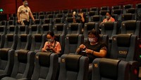 Orang-orang duduk dengan berjarak. Foto: Dok. Xinhua/Peng Ziyang