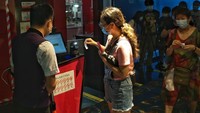 Orang-orang mengantre untuk mendapatkan tiket film mereka di Capital Cinema (cabang Xidan) di Beijing. Foto: Dok. Xinhua/Peng Ziyang