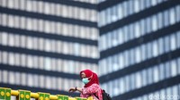 Presiden Joko Widodo rencananya akan memberi Bantuan Langsung Tunai (BLT) kepada pegawai dengan gaji dibawah Rp 5 juta per bulan. 