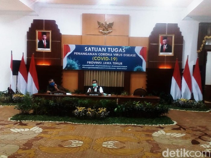 Tren penambahan kasus COVID-19 di Jawa Timur disebut mulai menurun. Kendati demikian, warga tetap diminta mematuhi protokol pencegahan COVID-19 agar penularan terus menurun.